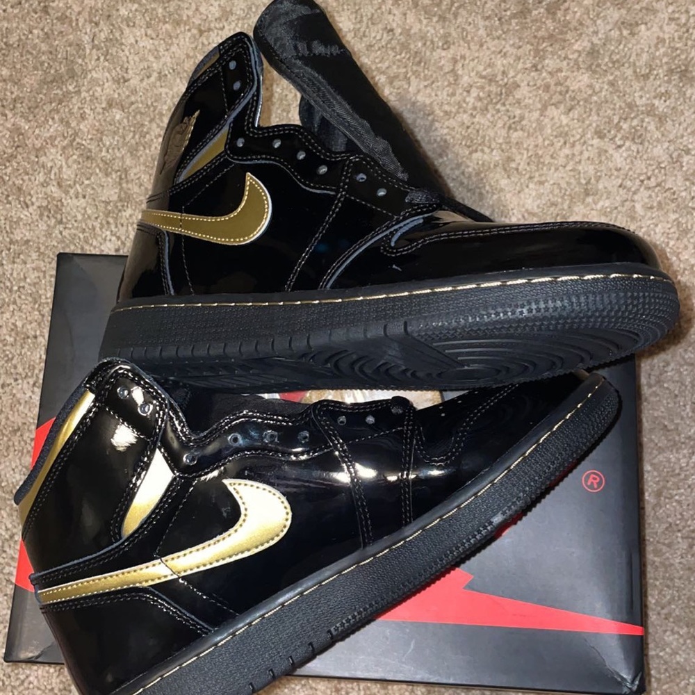 Jordan 1 black metallic gold